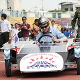 1. Dezember 2011: Brumm, brumm! Prinz Frederik testet in Ho Chi Minh Stadt in Vietnam seine Fahrkünste an einem Solar-Mobil.