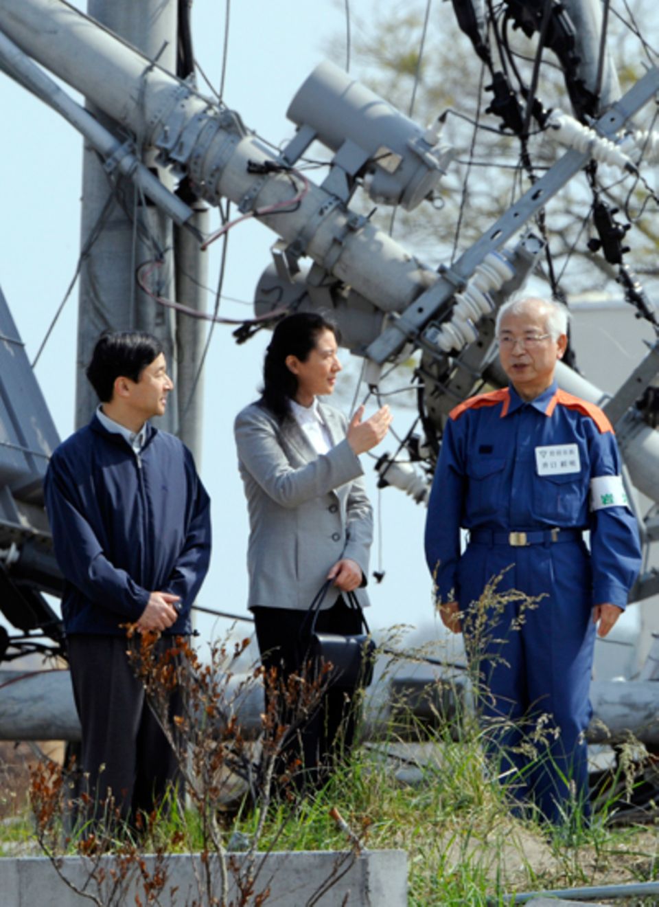 4. Juni 2011: Japans Kronprinzenpaar, Prinz Naruhito und Prinzessin Masako, besuchen die Tsuniami-Region um Iwanuma und sprechen