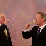 7. April 2011: Bundespräsident Christian Wulff empfängt den spanischen König Juan Carlos in Berlin. Zur Begrüßung gibt es ein Gl