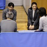 6. April 2011: Seltene Nähe zeigen Prinz Naruhito und Prinzessin Masako in einem Auffanglager für Fukushima-Evakuierte.