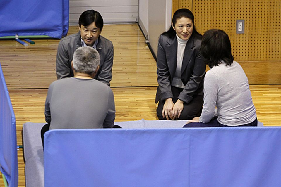 6. April 2011: Seltene Nähe zeigen Prinz Naruhito und Prinzessin Masako in einem Auffanglager für Fukushima-Evakuierte.