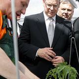 1. Juni 2011: Schmecken die Tomaten aus Riga auch gut?! Das testet Fürst Albert II. bei seinem Staatsbesuch in Litauen gleich ma