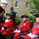 9. Juni 2011: Prinz Harry besucht ein Krankenhaus für ehemalige Militärangehörige. Mit den "Chelsea Pensioners" hat der Prinz gu