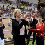 22. Juli 2011: Ein Fürstinnen-Job, den Charlene gerne erledigt: Medaillen verteilen bei der Monaco Diamond League im Louis-II-St