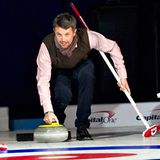 18. März 2011: Bevor die Frauenweltmeisterschaft im Curling im dänischen Esbjerg startet, lässt es sich Prinz Frederik nicht neh