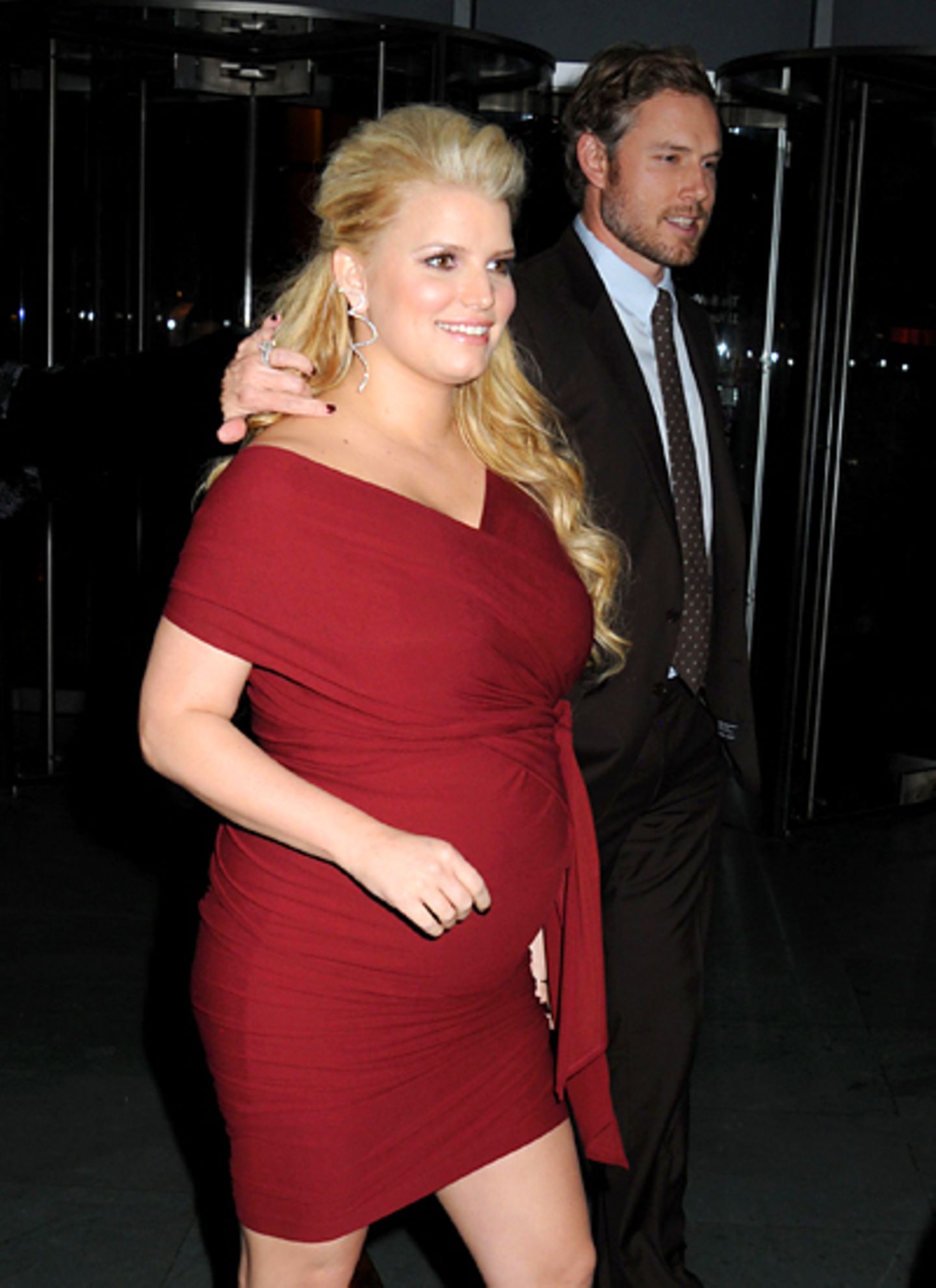 29. November 2011: Die schwangere Jessica Simpson und ihr Verlobter Eric Johnson besuchen die "25th Annual Footwear News Achieve