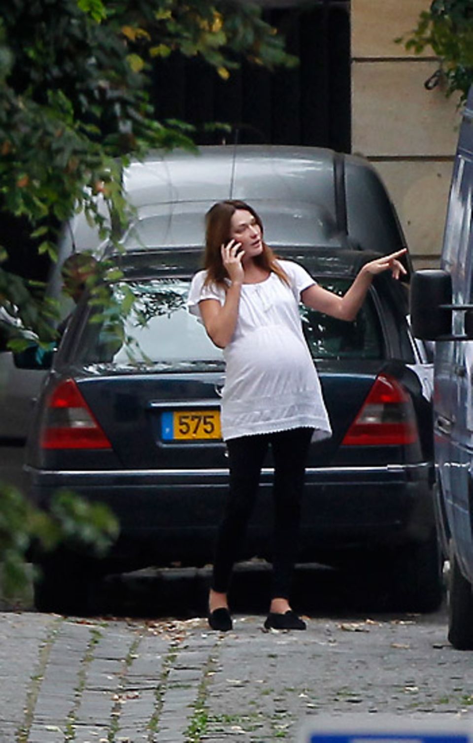 13. Oktober 2011: Alle warten gespannt auf ihr Baby, aber Carla Bruni telefoniert noch in aller Seelenruhe vor ihrem Haus in Par
