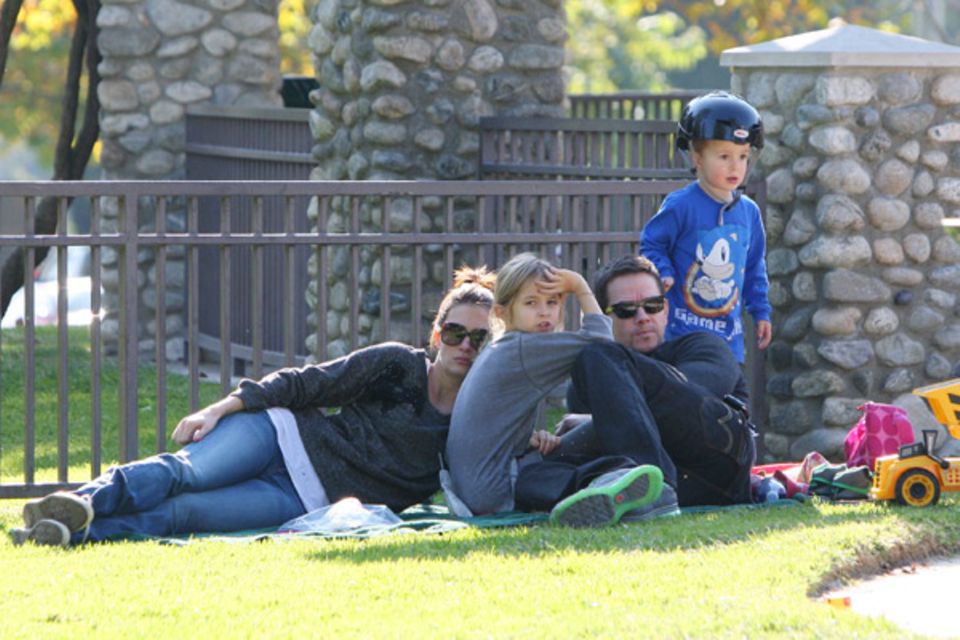 21. Dezember 2011: Mark Wahlberg entspannt sich mit seiner Familie in einem Park in Beverly Hills.