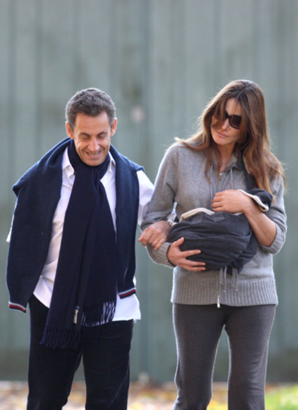 31. Oktober 2011: Frankreichs Staatspräsident Nicolas Sarkozy und Carla Bruni gehen mit Töchterchen Giulia im Park von Versaille