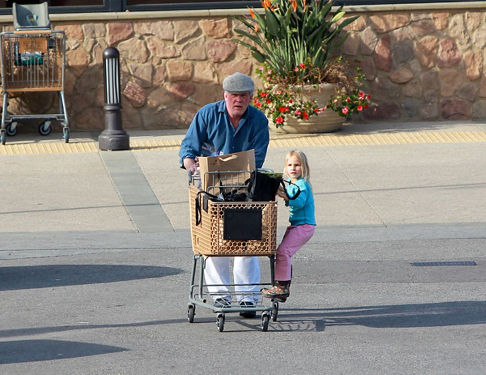 28. November 2011: Nick Nolte und seine Tochter Sophie gehen in Malibu einkaufen.