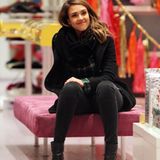 7. Dezember 2011: Jessica Alba ist mit einer Freundin in New Yorks Modeboutiquen unterwegs. Die Schauspielerin gönnt sich eine k