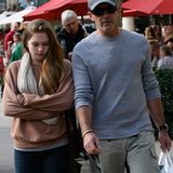 1. Dezember 2011: Antonio Banderas geht mit seiner Tochter Stella durch West Hollywood.