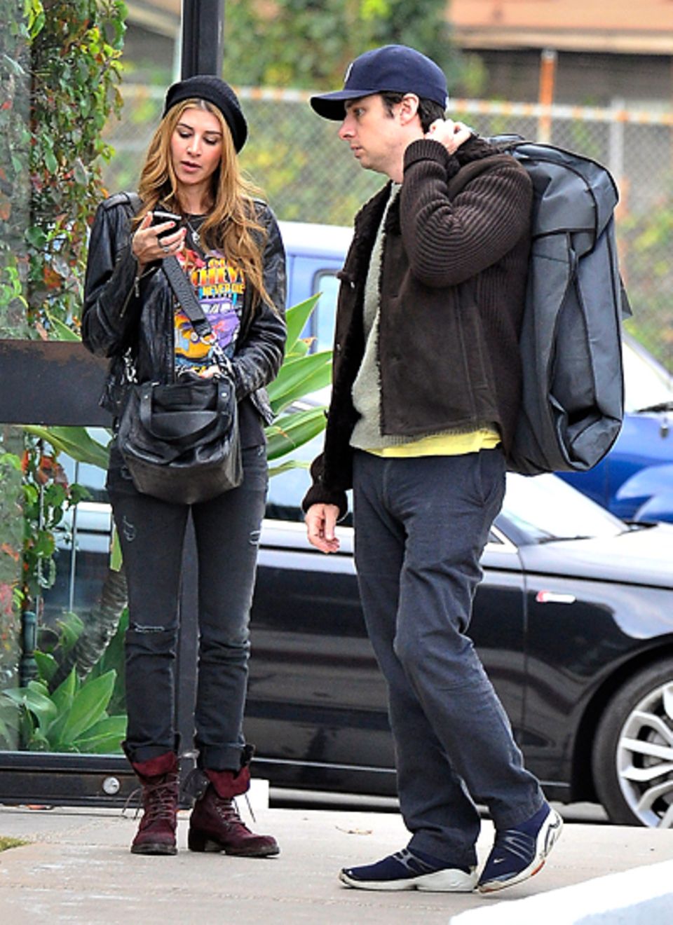 15. Dezember 2011: Schauspieler Zach Braff ist mit seiner Freundin Taylor Bagley in West Hollywood unterwegs.