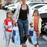 24. Dezember 2011: Denise Richards und ihre Töchter Sam und Lola erledigen in Calabasas letzte Weihnachtseinkäufe.