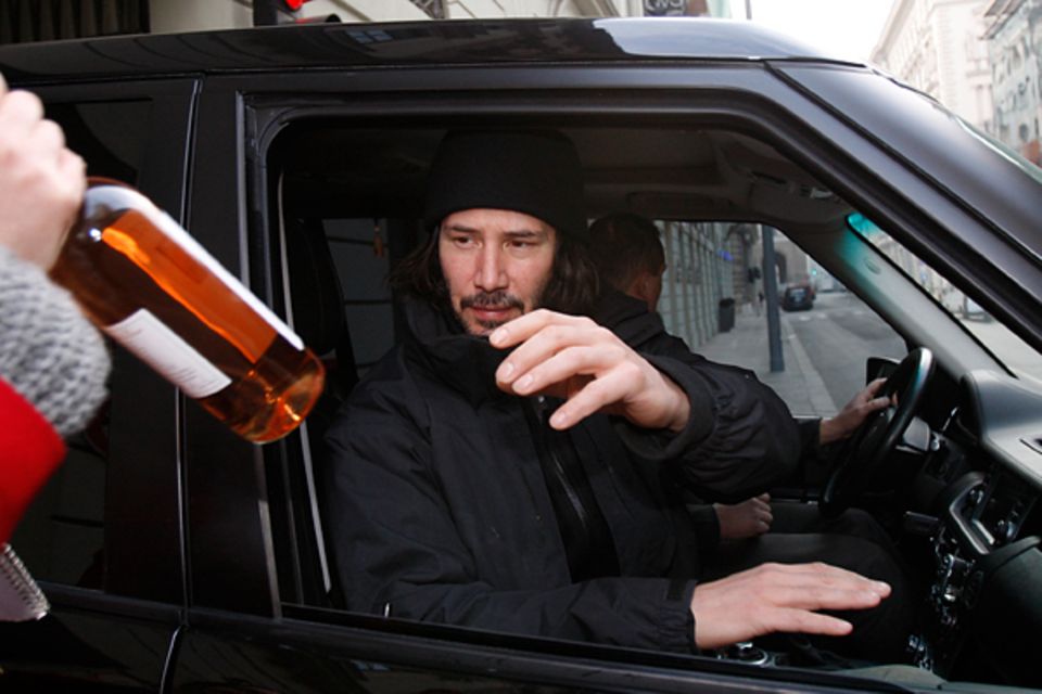 11. März 2011: Keanu Reeves bekommt von einem Fan eine Flasche Wein geschenkt.