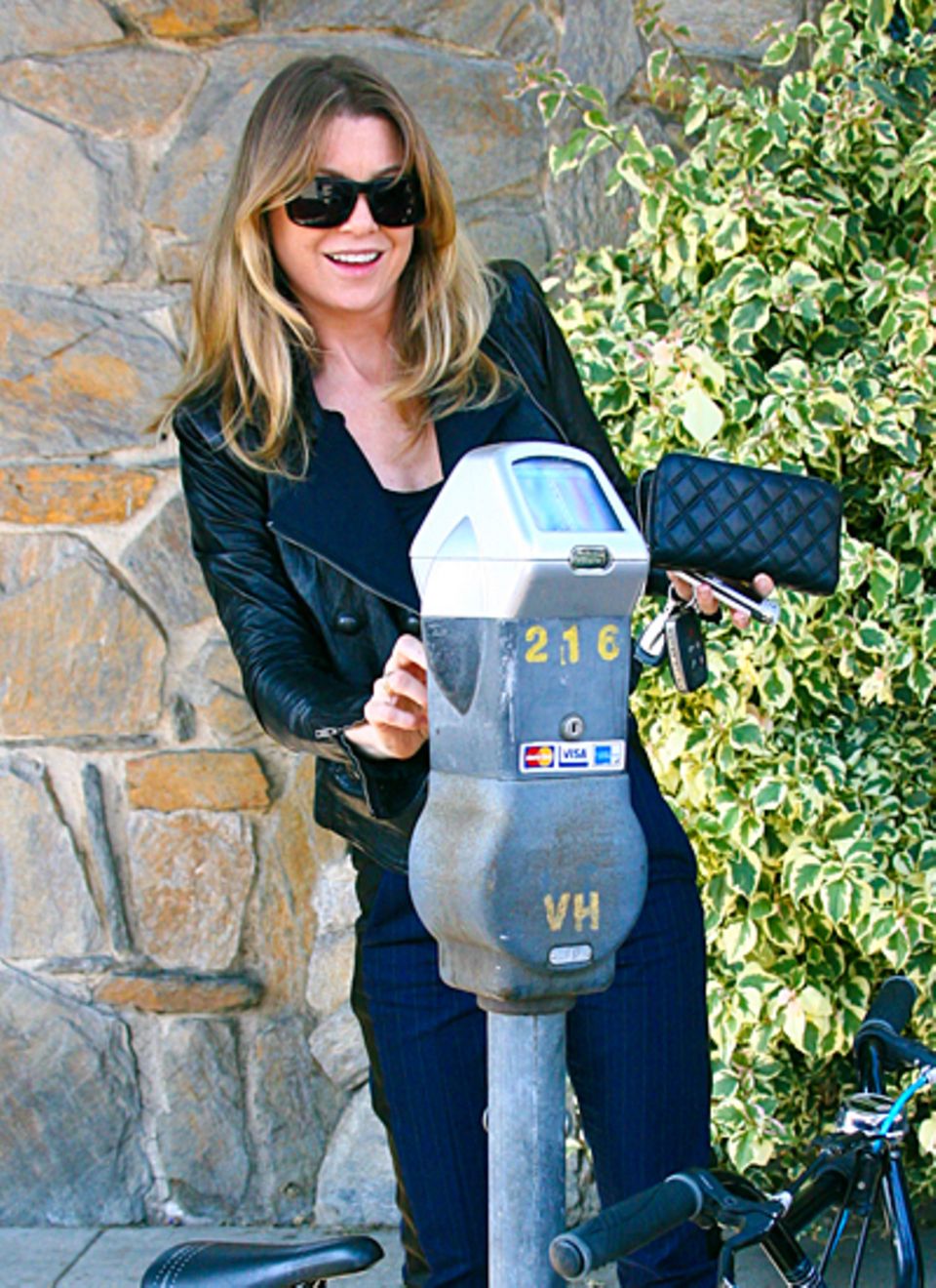8. November 2011: Ellen Pompeo schmeißt ein bisschen Kleingeld in ihre Parkuhr, bevor sie zum "McCall's Market" in Los Angeles g