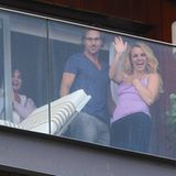 13. November 2011: Überschwinglich winkt Britney Spears vom Balkon eines Hotels in Rio de Janeiro. Jason Trawick schaut hingegen