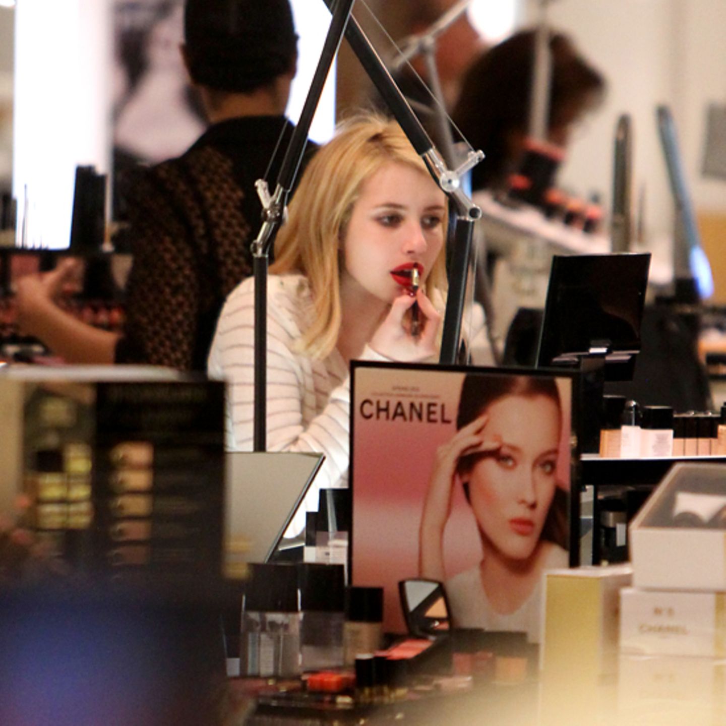 29. Dezember 2011: Bei ihrer Shoppingtour in Beverly Hills testet Emma Roberts einige Lippenstifte.