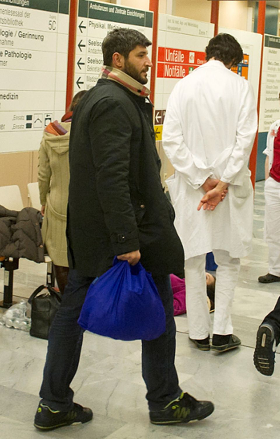 29. November 2011: Fadi Fawaz ist nach Wien gereist, um seinem Freund George Michael beizustehen. 
 George Michael wird in Wien w