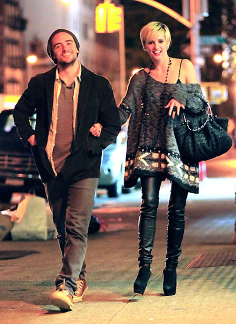 25. Oktober 2011: Ashlee Simpson und Vincent Piazza genießen einen Abendspaziergang in den Straßen von New York. 25. Oktober 2011: Ashlee Simpson und Vincent Piazza genießen einen Abendspaziergang in den Straßen von New York.