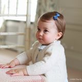 1. Mai 2016  Die Aufnahmen der kleinen Prinzessin hat ihre Mama Herzogin Catherine selbst in ihrem Haus in Norfolk aufgenommen.