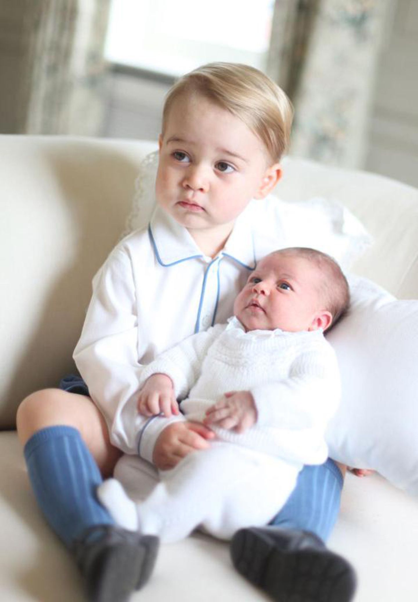 Der Mini-Prinz schaut ein wenig ratlos ... Vielleicht überlegt George, was er mit seiner kleinen Schwester machen soll?