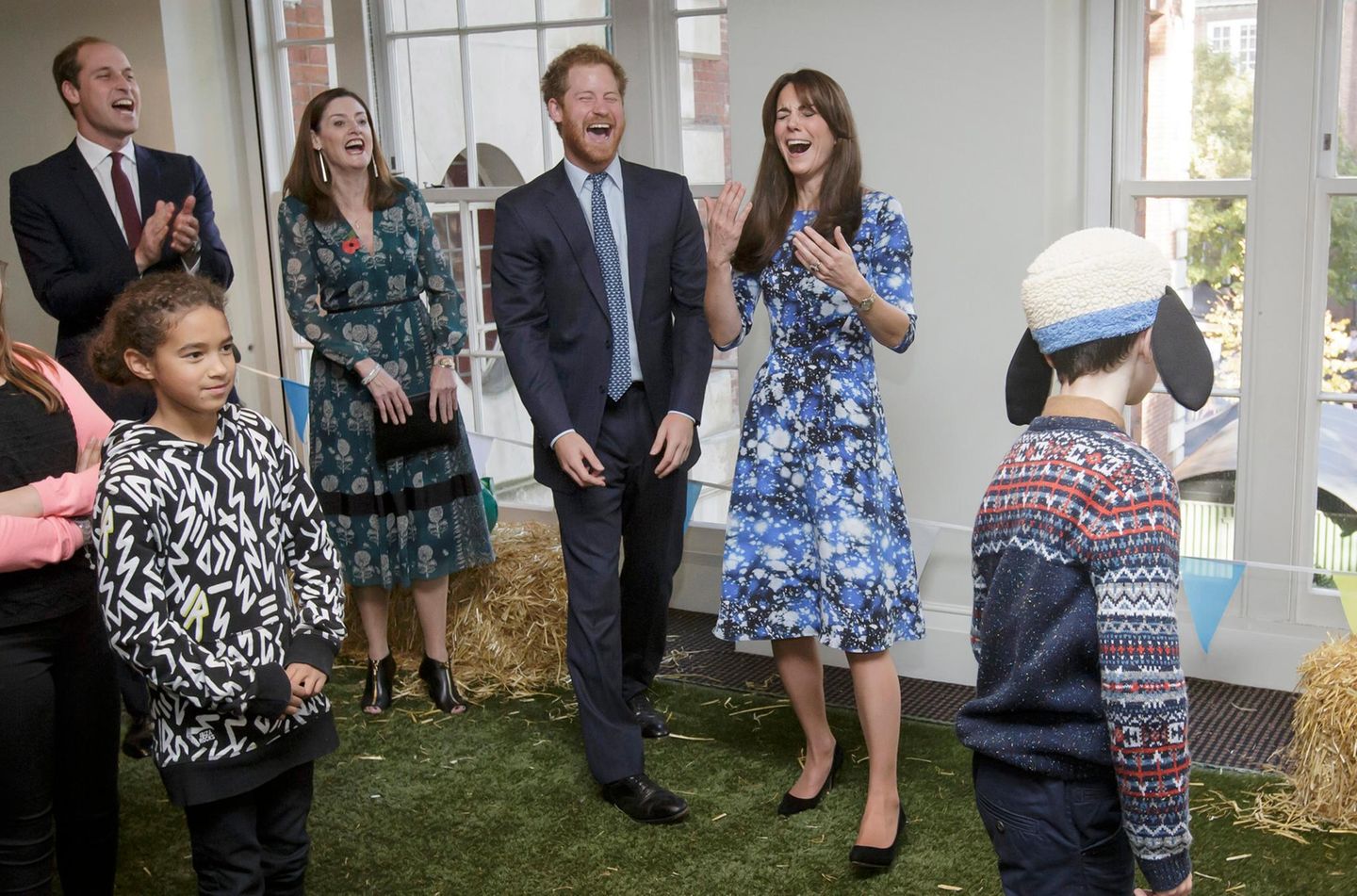 26. Oktober 2015  Prinz William, Herzogin Catherine und Prinz Harry haben einen Riesenspaß bei ihrem Besuch im Charities Forum der "British Academy of Film and Television Arts (BAFTA)" in London.