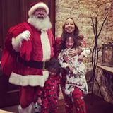 Der Weihnachtsmann überrascht Mariah Carey und ihre Zwillinge Monroe und Moroccan.