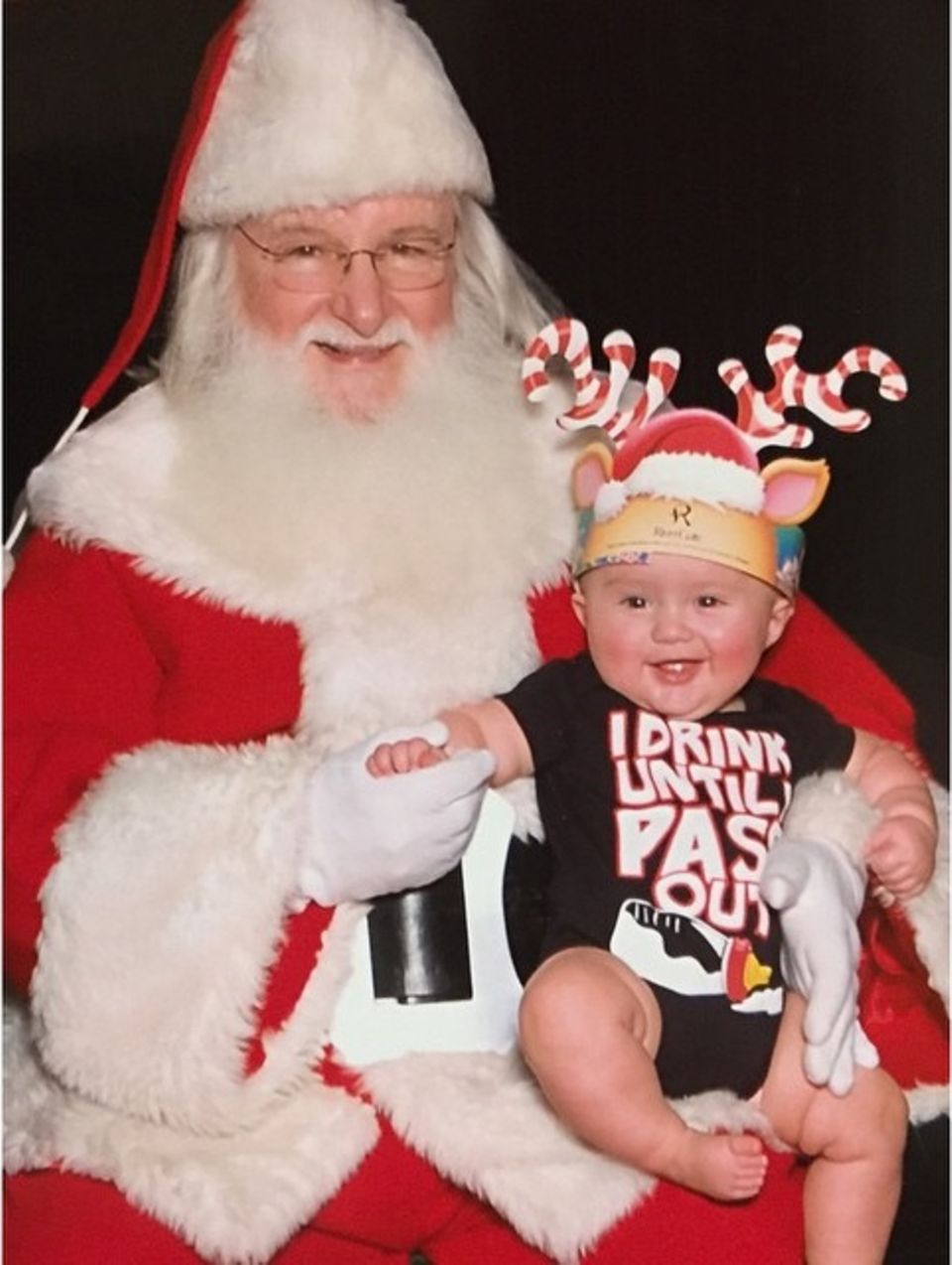 Töchtercher River Rose trifft das erste Mal in ihrem Leben auf den Weihnachtsmann und Mama Kelly Clarkson teilt dieses Foto ganz stolz auf Instagram. Töchtercher River Rose trifft das erste Mal in ihrem Leben auf den Weihnachtsmann und Mama Kelly Clarkson teilt dieses Foto ganz stolz auf Instagram.