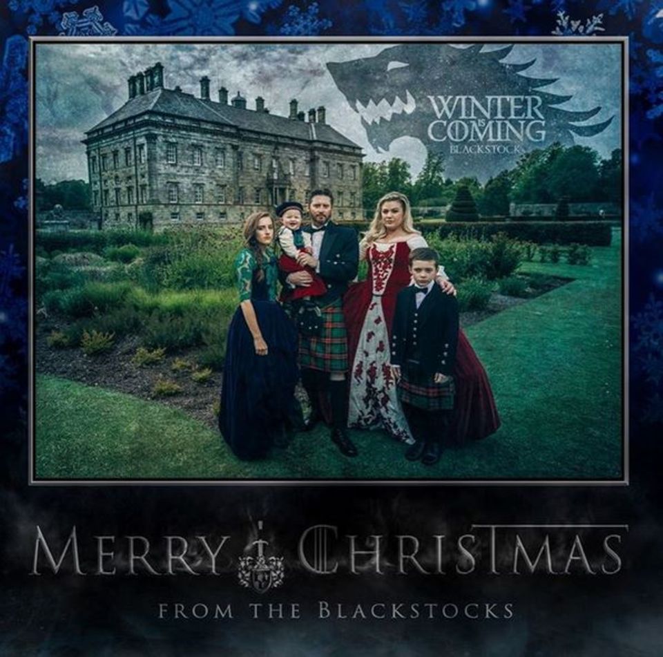 Kelly Clarkson sendet diese "Game of Thrones"-Weihnachtskarte ihrer Familie an alle Fans auf Instagram. Kelly Clarkson sendet diese "Game of Thrones"-Weihnachtskarte ihrer Familie an alle Fans auf Instagram.