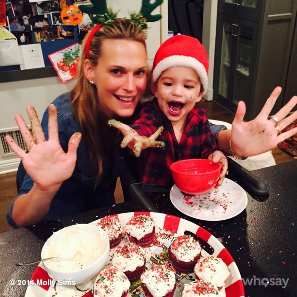 Molly Sims backt mit ihrem Sohn Muffins für Weihnachten, die beiden haben sichtlich Spaß dabei.