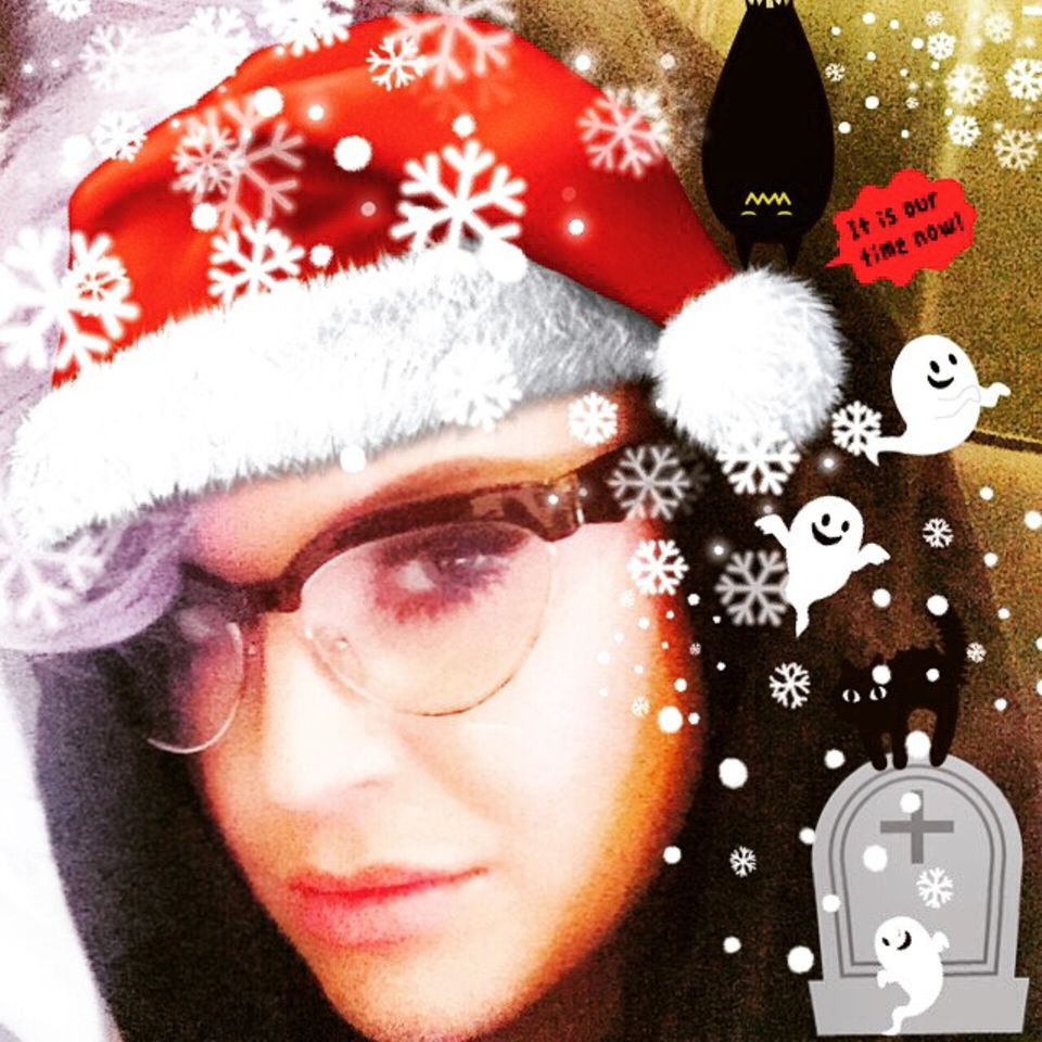 Kelly Osbourne grüßt ihre Fans in ihrem ganz persönlichen Weihnachtsstil. Kelly Osbourne grüßt ihre Fans in ihrem ganz persönlichen Weihnachtsstil.