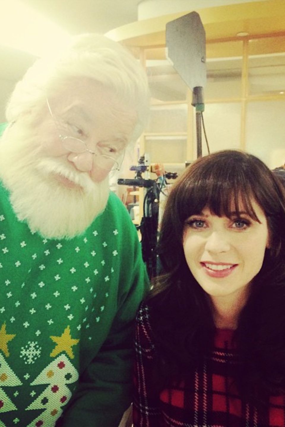 Lieber guter Weihnachtsmann, schau mich nicht so böse an. Hinter den Kulissen der Serie "New Girl" machte Zooey Deschanel ein Foto mit Santa.