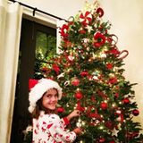 Töchterchen Anja Louise hilft ihrer Mama Alessandra Ambrosio bei dieser Aufgabe sehr gern und hat sichtlich Spaß dabei, dem Weihnachtsbaum den letzten Schliff zu verleihen.