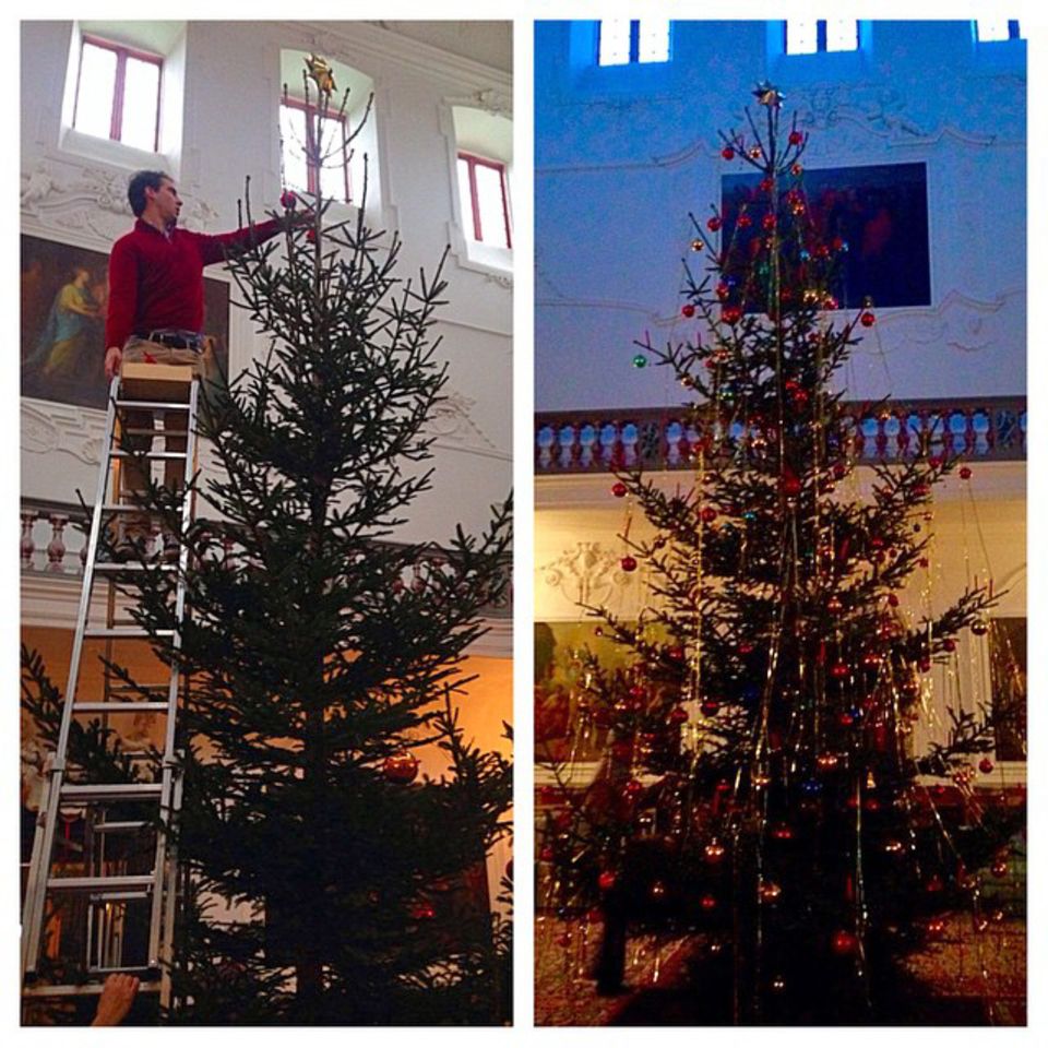 Prinzessin Theodora von Griechenland, Tochter von Ex-König Konstantin, teilt auf Instagram ein Foto des Weihnachtsbaumes in Schloss Fredensborg, wo sie mit ihrer Familie bei den dänischen Verwandten Weihnachten feiert. Und wie man sieht, ist Baumschmücken bei Königs noch Handarbeit. Prinzessin Theodora von Griechenland, Tochter von Ex-König Konstantin, teilt auf Instagram ein Foto des Weihnachtsbaumes in Schloss Fredensborg, wo sie mit ihrer Familie bei den dänischen Verwandten Weihnachten feiert. Und wie man sieht, ist Baumschmücken bei Königs noch Handarbeit.