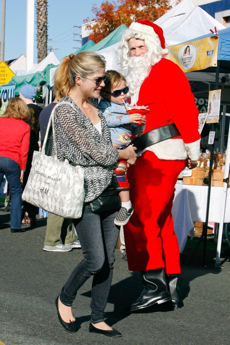 Selma Blair und ihr Sohn Arthur schlendern über den "Studio City Farmers Market". Dort reitet Arthur auf einem Pony, bekommt ein Abziehtattoo und unterhält sich mit dem Weihnachtsmann. Selma Blair und ihr Sohn Arthur schlendern über den "Studio City Farmers Market". Dort reitet Arthur auf einem Pony, bekommt ein Abziehtattoo und unterhält sich mit dem Weihnachtsmann.