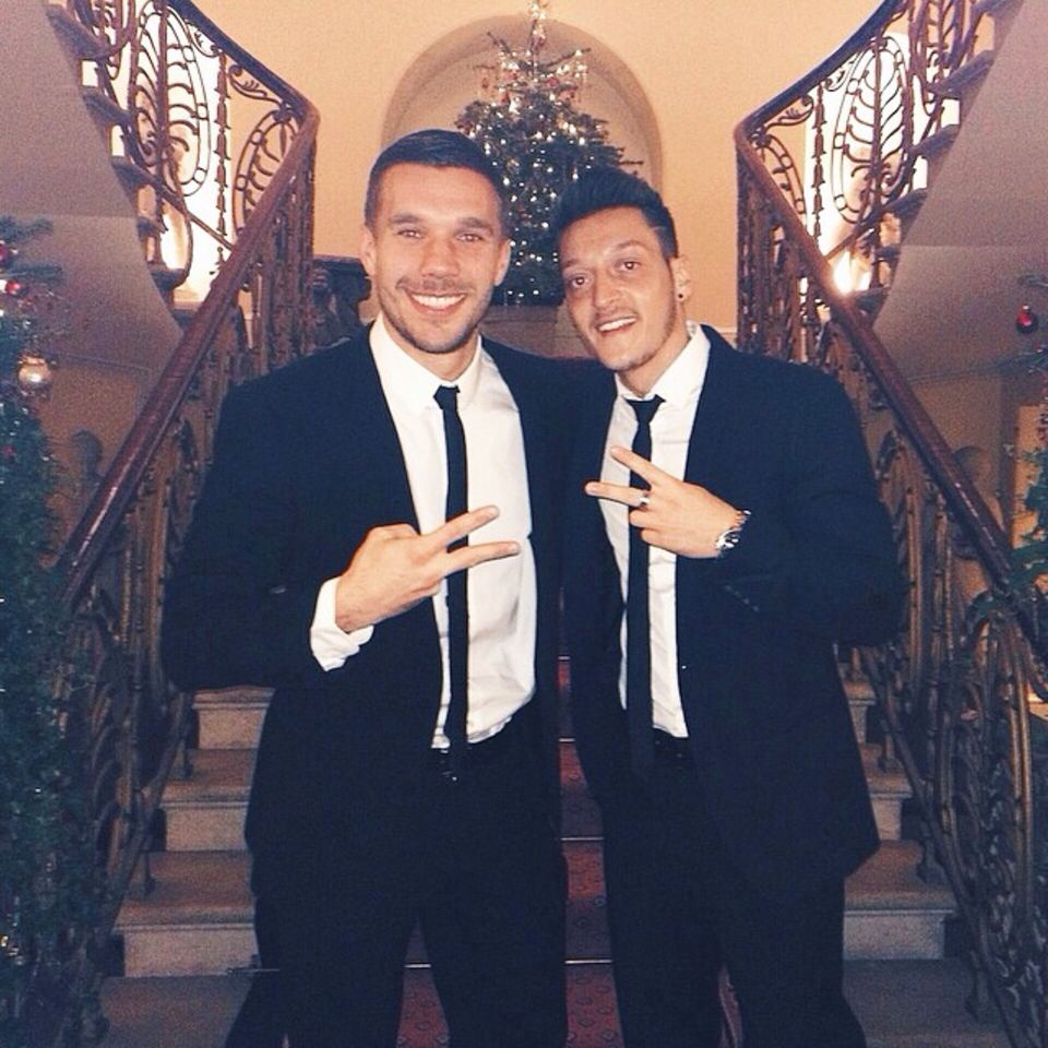 Lukas Podolski und Mesut Özil freuen sich auf das Weihnachtsessen mit ihrer Mannschaft.