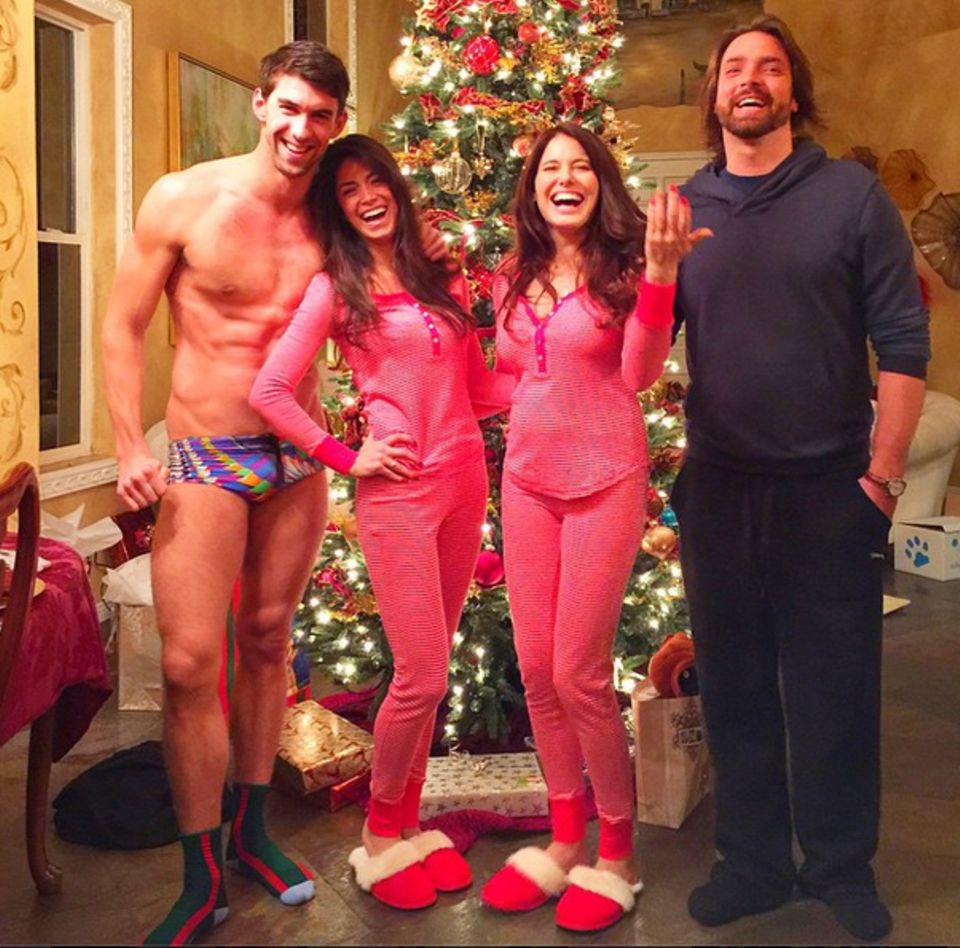 Michael Phelps und seine Freundin Nicole Johnson feiern Weihnachten eine Pyjama-Party mit Freunden. Doch der Schwimmstar hat seinen Pyjama vergessen: Er trägt nur eine knappe Badehose und Socken.