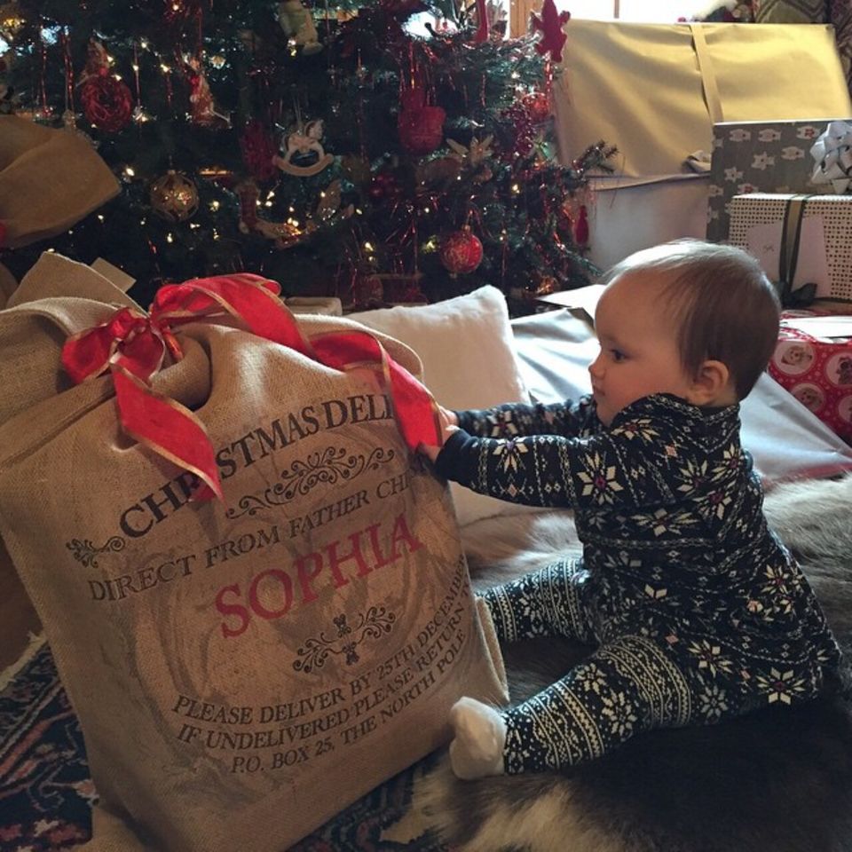 Töchterchen Sophia darf ihr erstes Geschenk unter dem Weihnachtsbaum auspacken. Mama Tamara Ecclestone teilt dieses niedliche Foto auf Instagram. Töchterchen Sophia darf ihr erstes Geschenk unter dem Weihnachtsbaum auspacken. Mama Tamara Ecclestone teilt dieses niedliche Foto auf Instagram.