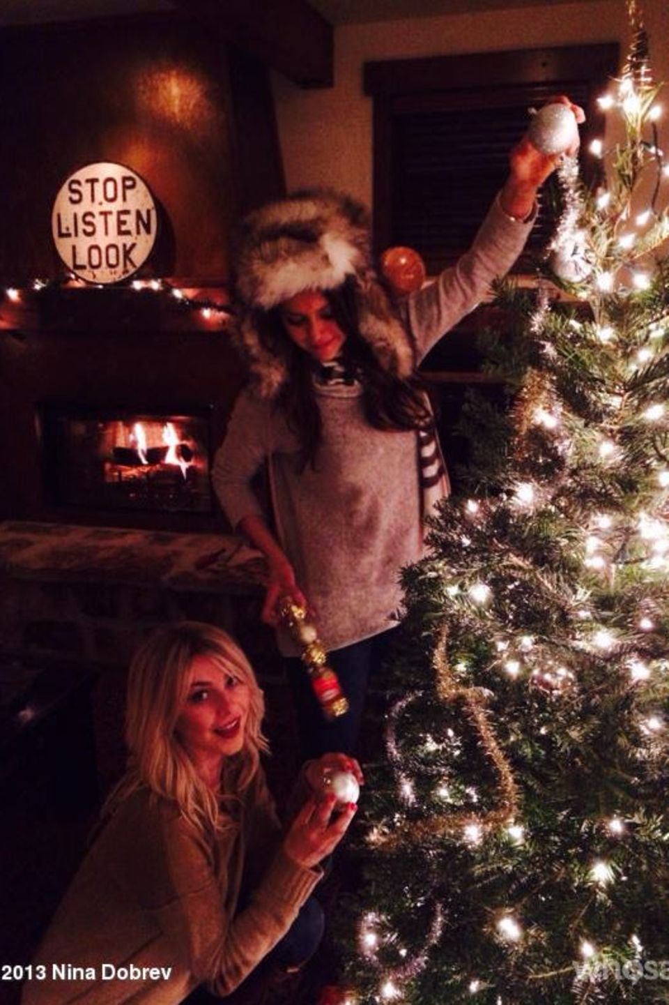 Nina Dobrev und Julianne Hough machen sich ans Schmücken des Weihnachtsbaums. Nina Dobrev und Julianne Hough machen sich ans Schmücken des Weihnachtsbaums.