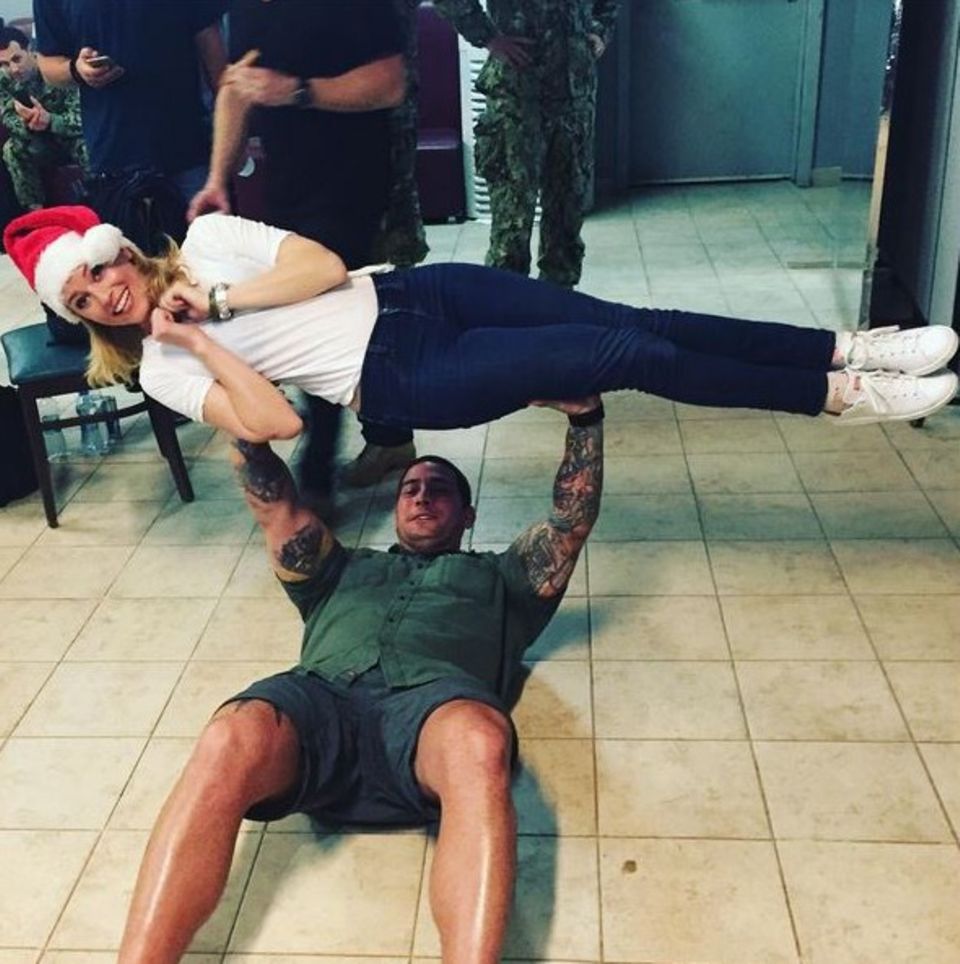 Elizabeth Banks sorgt bei der US-Army dafür, dass die Jungs auch immer schön fit bleiben und bringt zudem ein bisschen Weihnachtsstimmung in die Truppe. Elizabeth Banks sorgt bei der US-Army dafür, dass die Jungs auch immer schön fit bleiben und bringt zudem ein bisschen Weihnachtsstimmung in die Truppe.