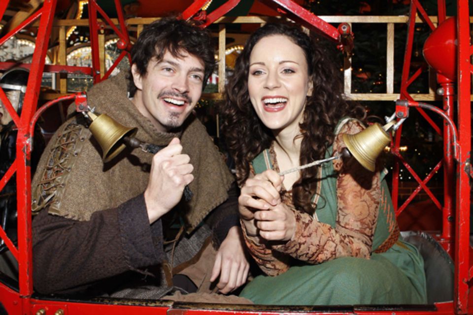 Martin Brückner und Jasmin Wagner freuen sich, den traditionellen Weihnachtsmarkt vor dem Rathaus in Hamburg einzuläuten. Martin Brückner und Jasmin Wagner freuen sich, den traditionellen Weihnachtsmarkt vor dem Rathaus in Hamburg einzuläuten.