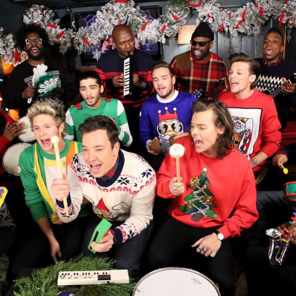 Jimmy Fallon singt zusammen mit "One Direction" und "The Roots" Weihnachtslieder für die Zuschauer. Jimmy Fallon singt zusammen mit "One Direction" und "The Roots" Weihnachtslieder für die Zuschauer.