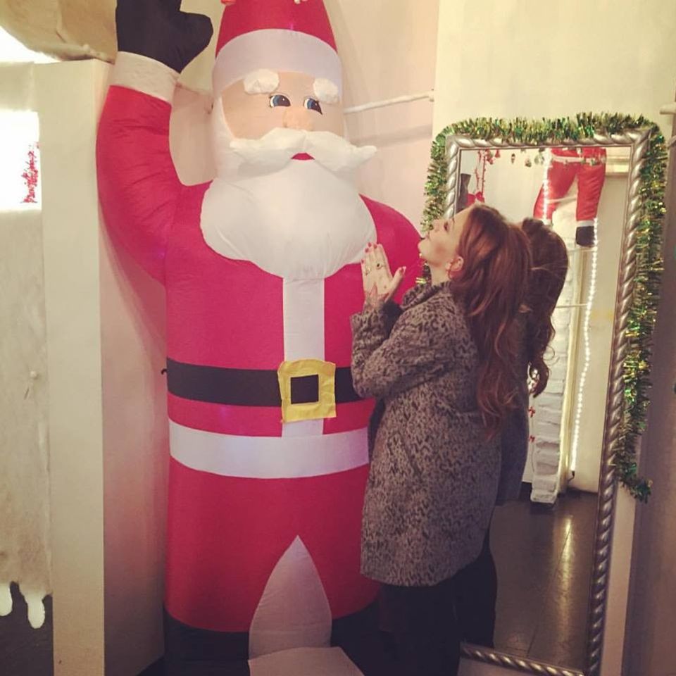 Charlotte Würdig fleht den Weihnachtsmann an. Um was sie ihn bittet, verrät sie jedoch nicht. Charlotte Würdig fleht den Weihnachtsmann an. Um was sie ihn bittet, verrät sie jedoch nicht.