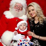 Holly Madison feiert das erste Weihnachten von Töchterchen Rainbow Aurora in Las Vegas. Hier lassen beide sich mit dem Weihnachtsmann auf der "Fashion Show" porträtieren.