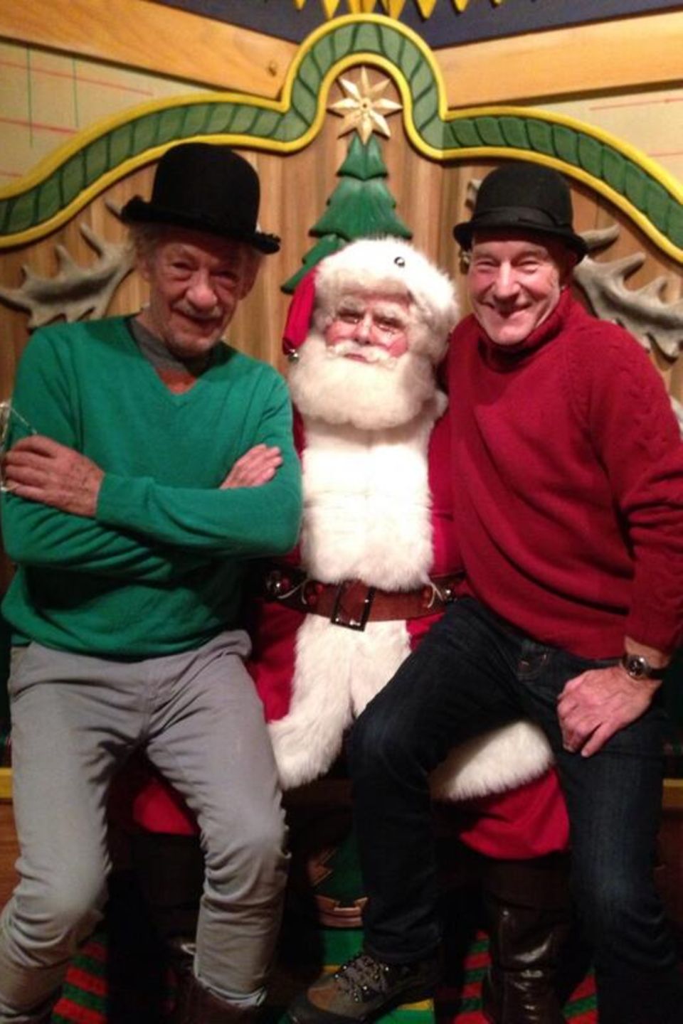 Ian McKellan und Patrick Stewart besuchen gemeinsam den Weihnachtsmann in New York. Ian McKellan und Patrick Stewart besuchen gemeinsam den Weihnachtsmann in New York.