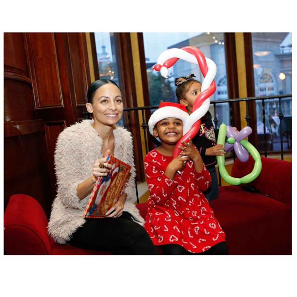 Bei der "Baby2Baby" Weihnachtsfeier amüsierte Nicole Richie sich mit den Kindern