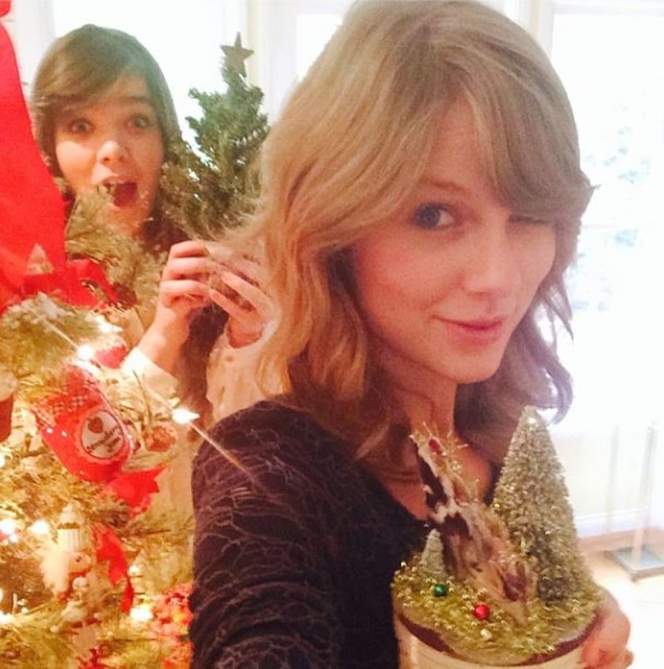 Taylor Swift und Hailee Steinfeld wünschen per Instagram "Merry Swiftmas and Hailee New Year". Taylor Swift und Hailee Steinfeld wünschen per Instagram "Merry Swiftmas and Hailee New Year".