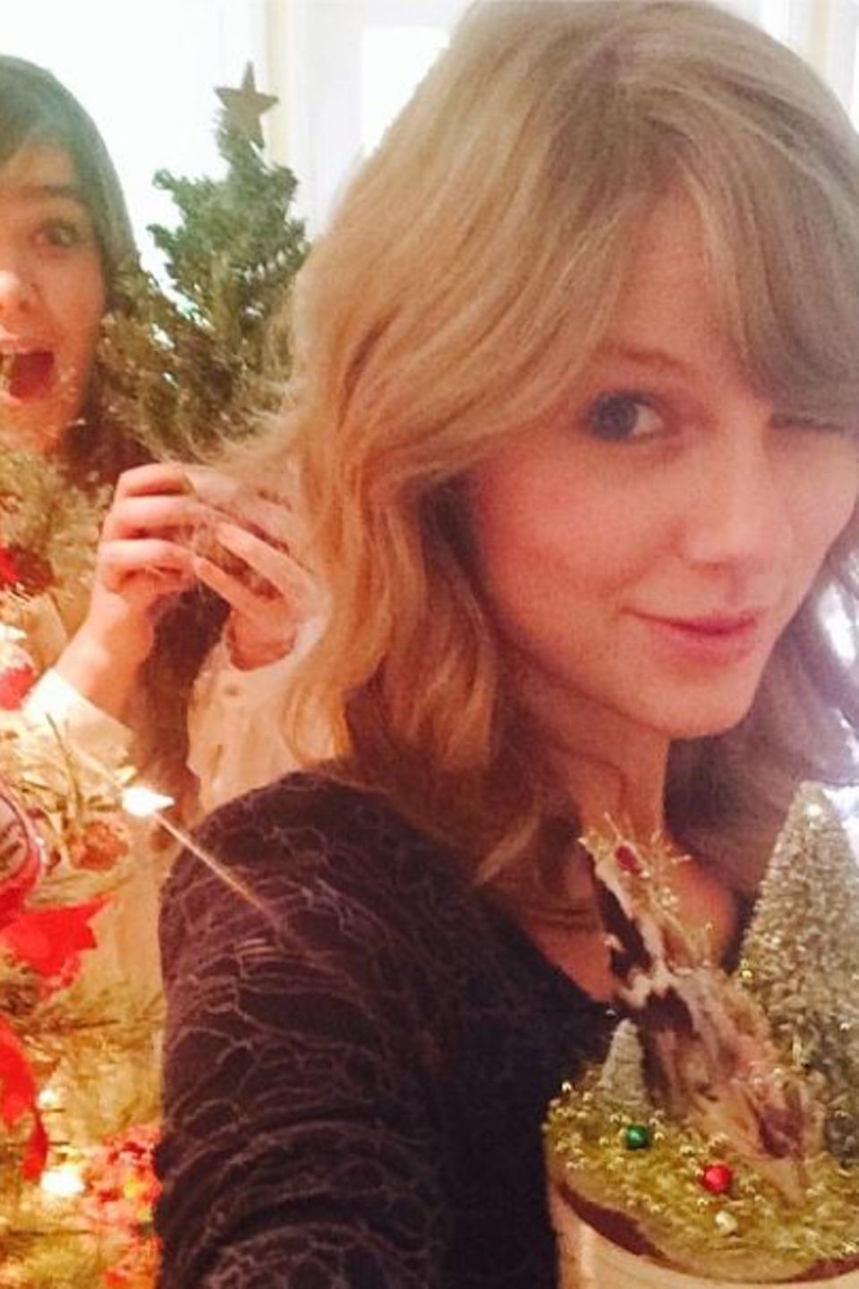 Taylor Swift und Hailee Steinfeld wünschen per Instagram "Merry Swiftmas and Hailee New Year". Taylor Swift und Hailee Steinfeld wünschen per Instagram "Merry Swiftmas and Hailee New Year".