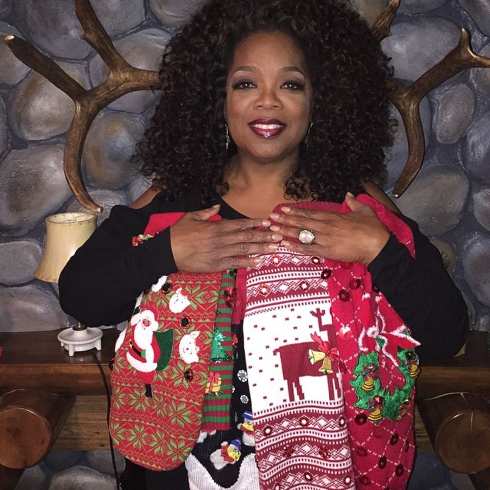 Oprah Winfrey freut sich über diese niedlchen Hundesweatshirts, die sie von Jimmy Fallon geschenkt bekommen hat.